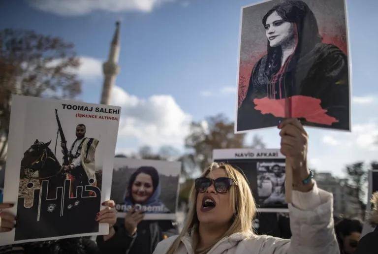 Protestas en Estambul por la muerte de la activista y feminista iraní Masha Amini. Foto: EFE