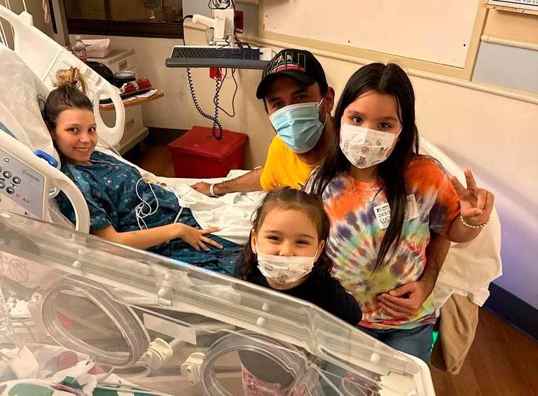 Paula, Sergio y sus tres hijos en el hospital John Muir Health Walnut Creek, donde la mujer está recluida. FOTO: TOMADA DE INSTAGRAM @sergiovega228711