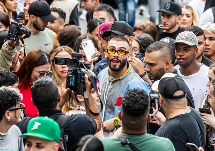 Turizo nunca había hecho el recorrido del Graffitour, el pasado miércoles lo hizo en compañía de sus amigos de su cuadra y varios colegas cantantes que lo acompañaron por esa travesía. FOTO: Jaime Pérez
