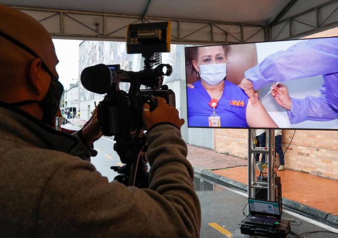 La primera dosis la recibió la enfermera Alba Rocío Montoya. Con esta acción, se dio paso al inicio de la vacunación masiva en la región. Foto: Manuel Saldarriaga Quintero.