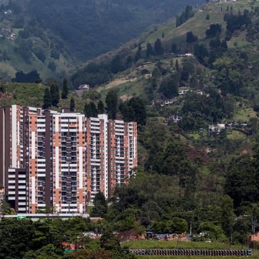 En sector de Miraflores, en La Estrella, ya se ven edificios de 20 pisos. FOTO<b><span class="mln_uppercase_mln"> JULIO césar HERRERA</span></b>