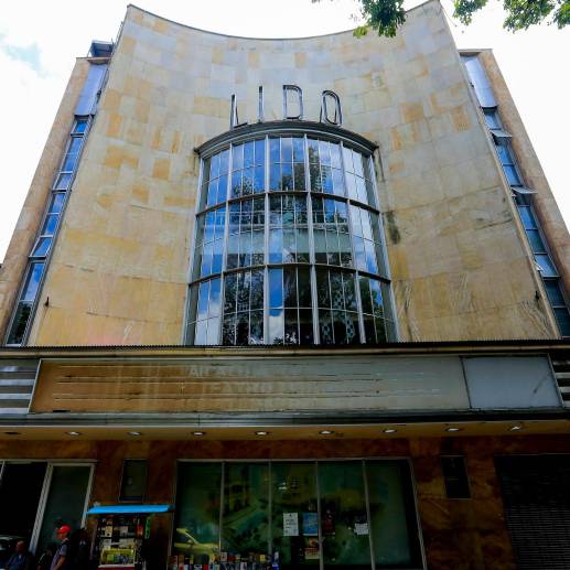 El Teatro Lido es uno de los edificios más importantes del centro de Medellín. Sin embargo, en la actualidad tiene sus puertas cerradas al público. La Alcaldía no ha podido consolidar una programación. FOTO<b><span class="mln_uppercase_mln"> Jaime Pérez</span></b>