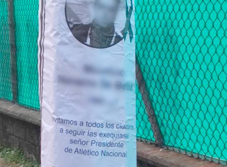 Estos son los panfletos, tipo obituario, que aparecieron este jueves en varias zonas de la ciudad. FOTO TOMADA DE TWITTER