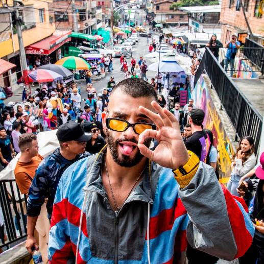 Manuel Turizo recorrió las calles del sector, donde aprovechó para cantar y comer las tradicionales cremas que venden en la zona. FOTO Jaime Pérez.