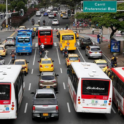 En Medellín y el Valle de Aburrá rigen el 5 y 7 como pico y placa y para taxis el 4. FOTO MANUEL SALDARRIAGA