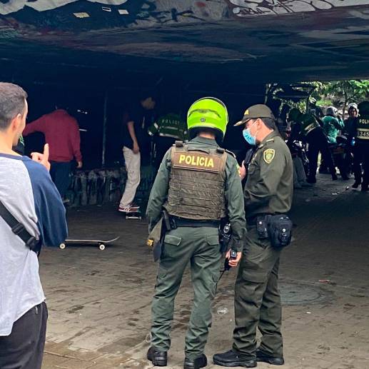 Los uniformados se tomaron los bajos del puente de la 4 sur con el fin de garantizar la seguridad en esta zona. FOTO: CORTESÍA