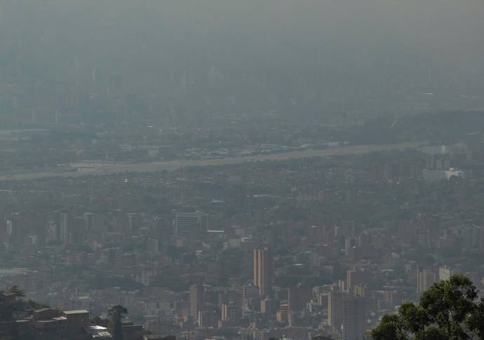 La contaminación del aire se da por los hábitos de consumo, la forma como nos movemos y como generamos energía en la mayoría de sociedades, son la principal causa de un mal que amenaza nuestra existencia. Foto: Manuel Saldarriaga Quintero.