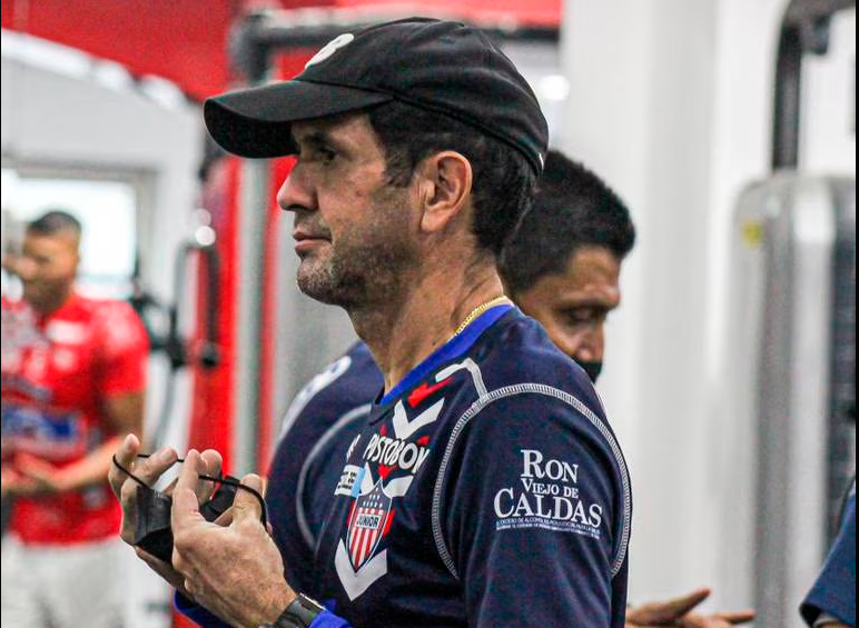 Arturo Reyes solo duró 4 meses en su segundo ciclo, venía de remplazar a Julio Comesaña. FOTO TWITTER @JuniorClubSA