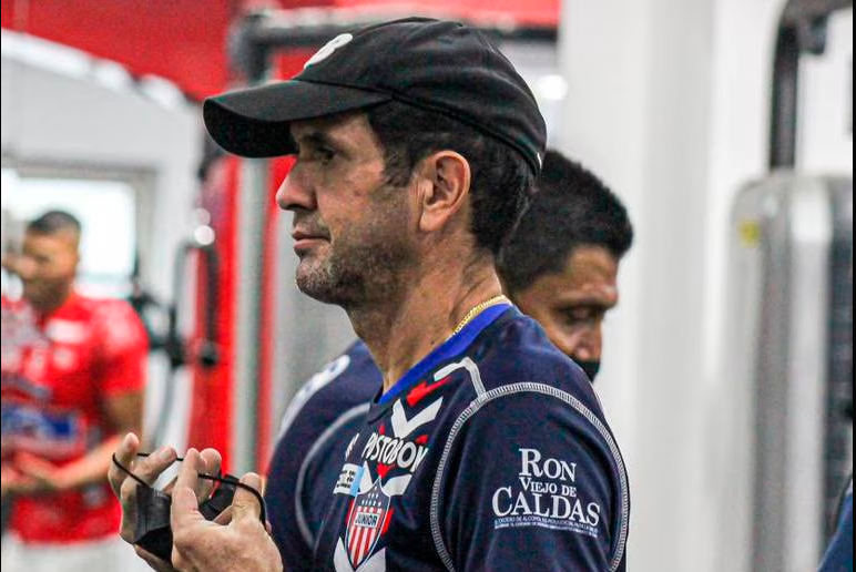 Arturo Reyes solo duró 4 meses en su segundo ciclo, venía de remplazar a Julio Comesaña. FOTO TWITTER @JuniorClubSA