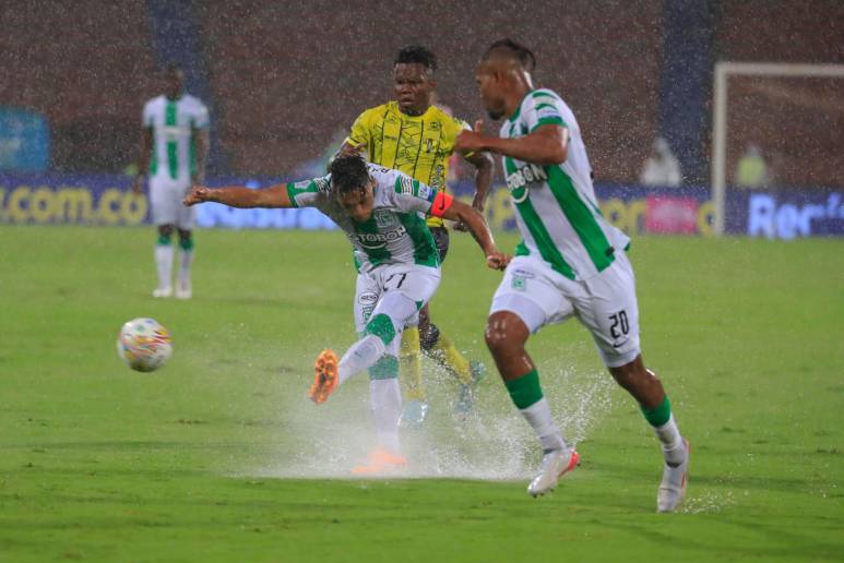 El partido entre Atlético Nacional y Alianza Petrolera en el Atanasio Girardot estuvo suspendido por lluvia durante casi una hora. FOTO JAIME PÉREZ