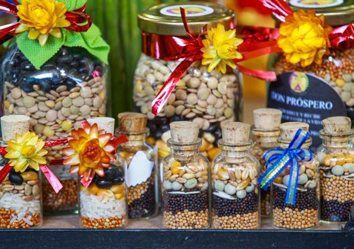 En carretas y locales se lucen coloridas pilas de hierbas que los más agüeristas usarán este 31 de diciembre para transitar al 2023. Foto: MANUEL SALDARRIAGA QUINTERO.