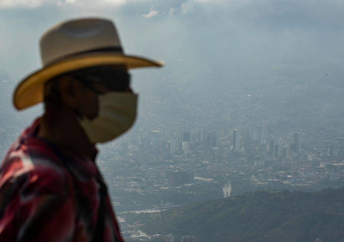 En los dos últimos días, el valle de Aburrá amaneció tapado por la bruma de contaminación, aunque el Área Metropolitana y las Alcaldías solo han activado la medida de pico y placa para vehículo de cargas. Foto: Manuel Saldarriaga Quintero.