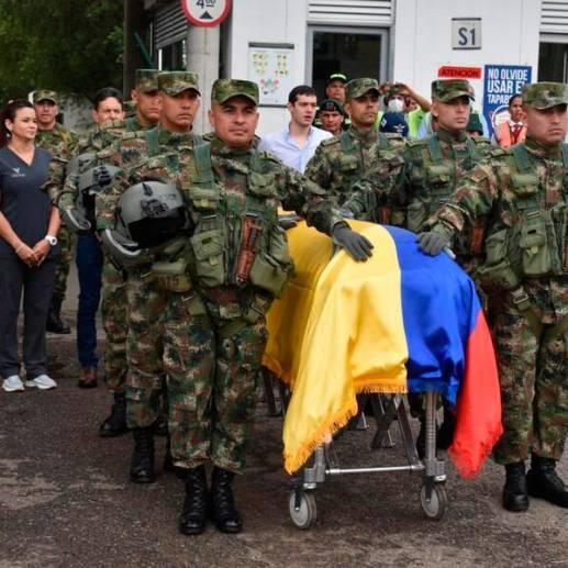 El féretro fue transportado por los militares en una calle de honor. FOTO: CORTESÍA.