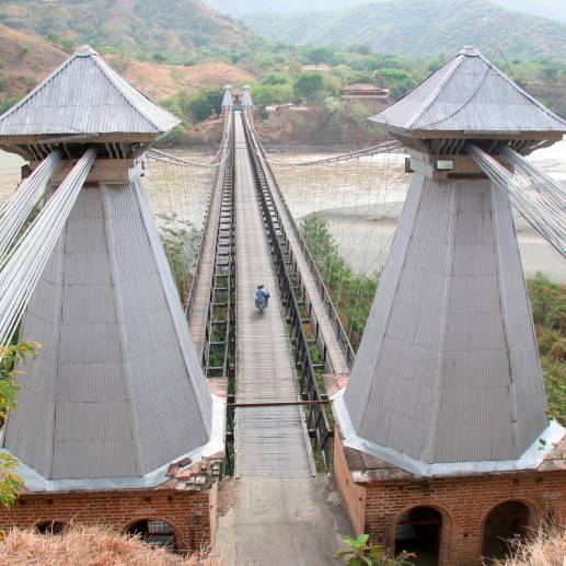 El cierre del puente se hace con el fin de hacer restauraciones adecuadas que eviten el riesgo, tanto para peatones como para vehículos. FOTO: Juan Antonio Sánchez