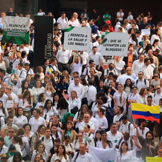 La Plaza de la Libertad, en La Alpujarra, fue colmada por los asistentes, quienes fueron con camisetas blancas. FOTO: CORTESÍA