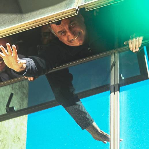 El expresidente de Brasil, Jair Bolsonaro, regresó este jueves a Brasil, después de permanecer tres meses en Estados Unidos, país al que viajó dos días antes de dejar el poder, en medio de un fuerte esquema de seguridad montado en el aeropuerto de Brasilia. FOTO: EFE