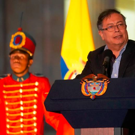 El presidente, Gustavo Petro, recibió en su despacho la visita de un hombre que estaba armado. FOTO: Cortesía Presidencia
