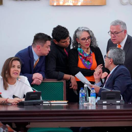 En el Congreso estuvieron presentes los ministros de Agricultura, Jhenifer Mojica (izquierda), y los de Justicia, Néstor Osuna, e Interior, Luis Fernando Velasco (derecha). FOTO CORTESÍA
