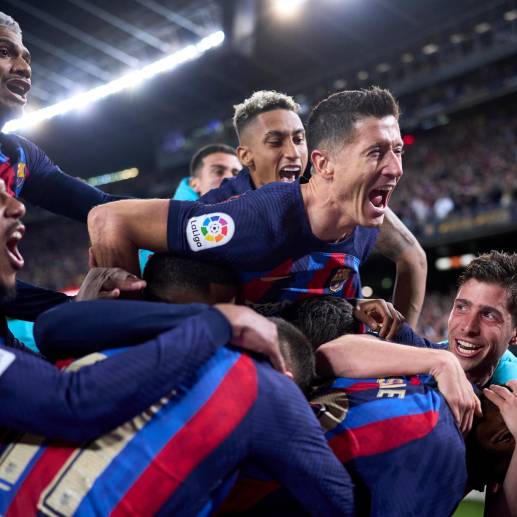 La algarabía en el festejo de los jugadores del Barcelona, después de la anotación de último minuto de Kessie que les dio el triunfo 2-1 en el clásico español sobre el Real Madrid. <span class="mln_uppercase_mln">FOTO</span><b><span class="mln_uppercase_mln"> getty</span></b>