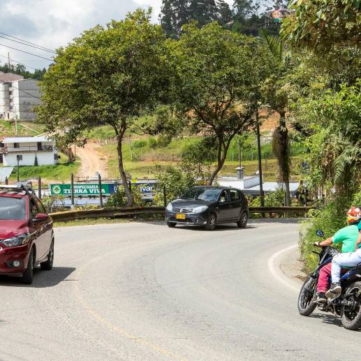 La vía Marinilla-El Peñol estará cerrada varias horas por cuenta de unos trabajos que realiza la Gobernación de Antioquia. FOTO: EDWIN BUSTAMANTE