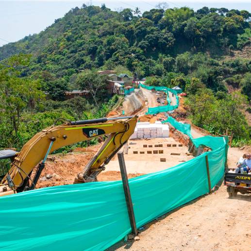 La Concesión Pacífico Dos informó que los trabajos en el tramo Santa Bárbara - La Pintada en el sector La Quiebra del Guamito, donde la vía colapsó en mayo del año pasado, están avanzando a buen ritmo y que el 30 de abril la carretera será puesta de nuevo al servicio, al menos para vehículos pequeños. Foto: Esneyder Gutiérrez 