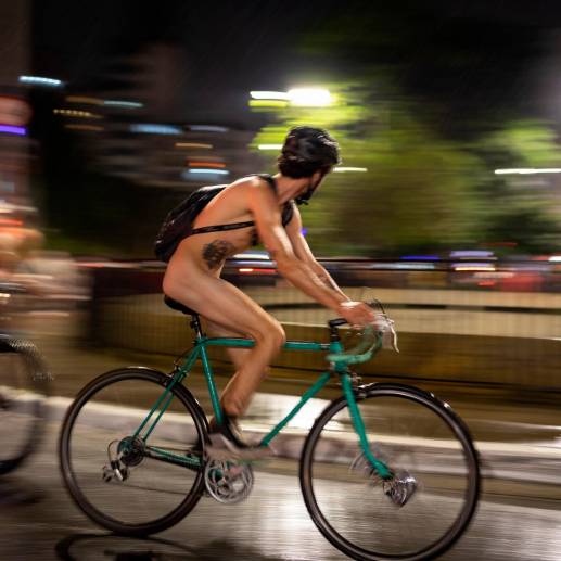 La lluvia que caía sobre la ciudad brasileña no impidió que los ciclistas salieron a rodar con poca ropa para llamar la atención de las autoridades y la población en general. FOTO: EFE