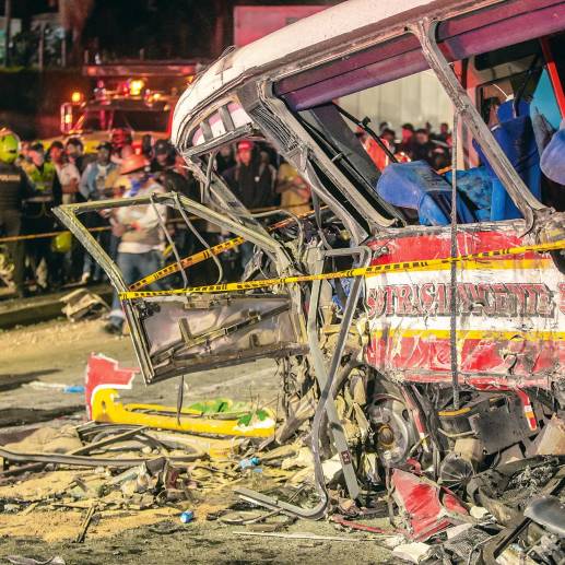 La fuerza del impacto destrozó un bus intermunicipal que se desplazaba por la autopista. FOTO: ESNEYDER GUTIÉRREZ