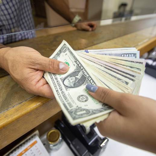 El dólar abrió por segunda jornada consecutiva a la baja a $4.430, en promedio, unos $31,66 abajo de a la TRM, que para hoy está en $4.461,66. FOTO Carlos Alberto Velásquez 