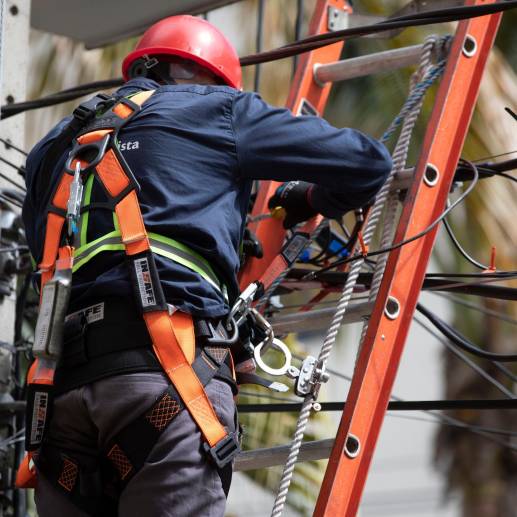El operario resultó gravemente herido luego de recibir una descarga eléctrica mientras trabajaba. FOTO ARCHIVO: EDWIN BUSTAMANTE RESTREPO