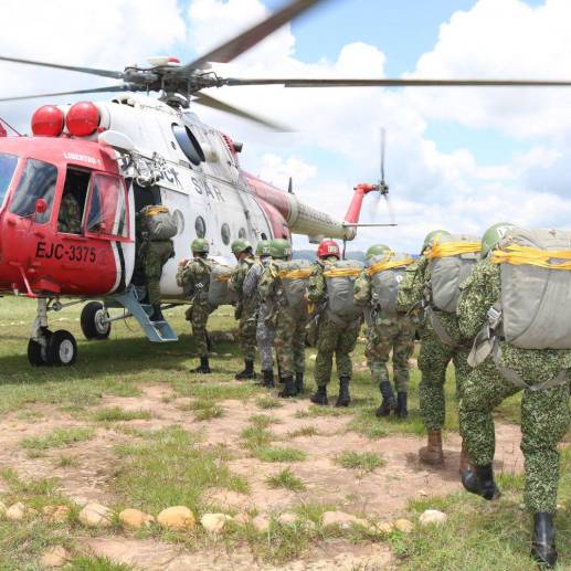 Un helicóptero del Ejército que intentaba rescatar el cuerpo de un militar muerto y a otros dos heridos fue atacado por el ELN. Foto: Twitter Ejército de Colombia