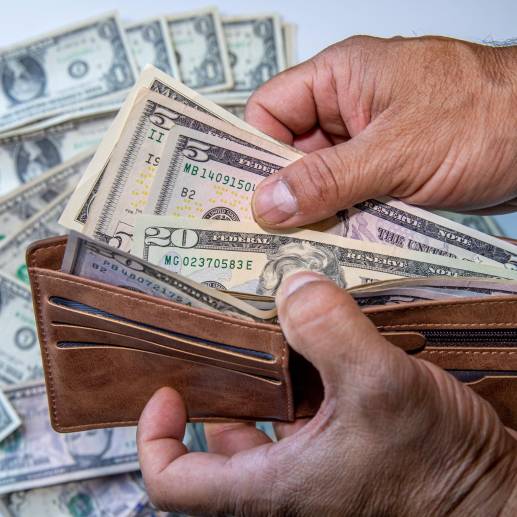 Este miércoles la divisa abrió en $4.405 en promedio, unos $4 abajo de a la TRM, que para hoy está en $4.408,65, movimiento que va en línea con el posible acuerdo en el techo de deuda en EE.UU. FOTO Carlos Alberto velásquez