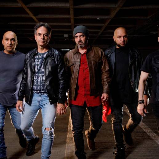 Hugo Restrepo, guitarrista; Gonzo Vásquez, baterista; Pedro Pablo Arias, cantante; John “Crow” Cuervo, teclista, y Jorge Atehortúa, bajista, integrantes de Titán, la banda que este jueves estará de concierto en Medellín. FOTO Cortesía