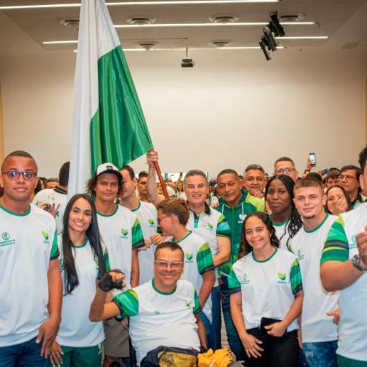 El gobernador Aníbal Gaviria compartió con atletas, entrenadores y demás profesionales que trabajan en la preparación de la delegación paisa a Juegos Nacionales del Eje Cafetero. <span class="mln_uppercase_mln">FOTO</span> <b><span class="mln_uppercase_mln">cortesía Duver Alexander Pérez </span></b>