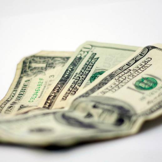 Con un posible acuerdo sobre el techo de deuda en Estados Unidos, el dólar <i>next day</i> (por festivo del Memorial Day) abrió una nueva semana de cotización a la baja a $4.416,40. FOTO Colprensa