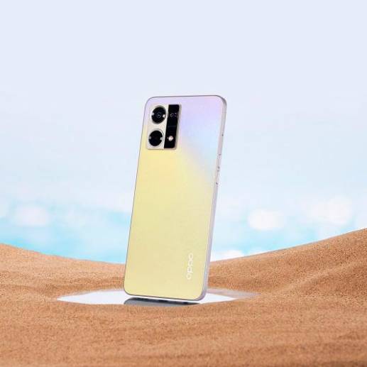 El nuevo OPPO Reno7 tiene 8 GB de RAM y 256 GB de almacenamiento en un nuevo color dorado alba. FOTO: Cortesía
