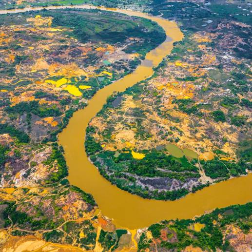 Este meandro del río Nechí está a solo 4 kilómetros del parque principal de Zaragoza. Se ve en su coloración natural la dimensión de la devastación que provoca la minería ilegal y sus químicos contaminantes: enormes socavones generan piscinas de lodo. FOTO Manuel Saldarriaga