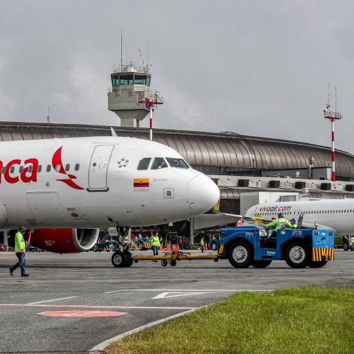 La aeronáutica Civil aprobó la integración entre Viva y Avianca, pero la condicionará a la asignación de horarios en el despeje y aterrizaje de las aeronaves. FOTO: Archivo