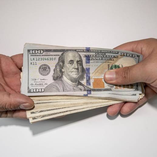 En la apertura, el dólar bajó $7 frente a la TRM vigente. FOTO: CARLOS VELÁSQUEZ