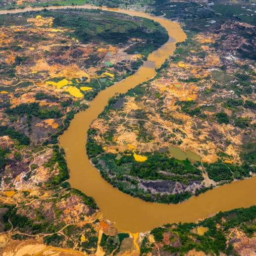 Estas zonas desnuden la piel de un territorio destruido y sumido en el terror que ejercen los ilegales para apoderarse de una práctica ancestral de la que vive la mayoría de pobladores. Foto: MANUEL SALDARRIAGA QUINTERO.