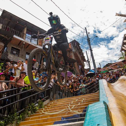 Una vez iniciadas las clasificatorias, a las 8:00 de la mañana, el público enloqueció con el derroche de acrobacia y habilidad de los participantes. Las escaleras, curvas y obstáculos de la pista eran desafiantes, pero los daunjileros no se amilanaron y brindaron espectáculo sobre los 1,6 kilómetros de recorrido. FOTO CARLOS VELÁSQUEZ