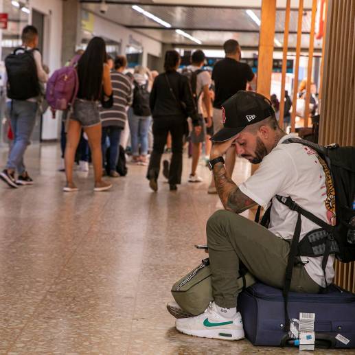 Miles de personas están perjudicadas tras el cese de operaciones de Viva. FOTO CARLOS VELÁSQUEZ