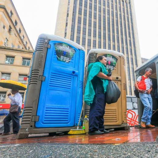El olor a mierda y berrinche en el Centro de Medellín no es algo nuevo, pero desde hace un tiempo se salió de control. Foto: Esneyder Gutiérrez 