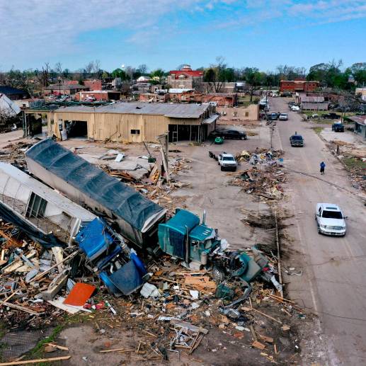 Biden puso fondos federales a disposición de las personas afectadas por los tornados. FOTO: Getty