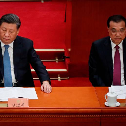 El presidente chino, Xi Jinping (izq.), y el primer ministro saliente, Li Keqiang (der.), asisten a la sesión inaugural de la Conferencia Consultiva Política del Pueblo Chino (CCPPCh) en el Gran Salón del Pueblo, en Beijing. FOTO EFE