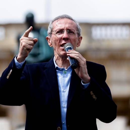 Navarro, de 74 años, dijo que siguen firmes con Petro, pero “con derecho al disenso”. Incluso, habló de su salud; afirmó estar regular, pero “con tendencia a mejorar”.<b><span class="mln_uppercase_mln"> </span></b>FOTO<b><span class="mln_uppercase_mln"> Colprensa</span></b>