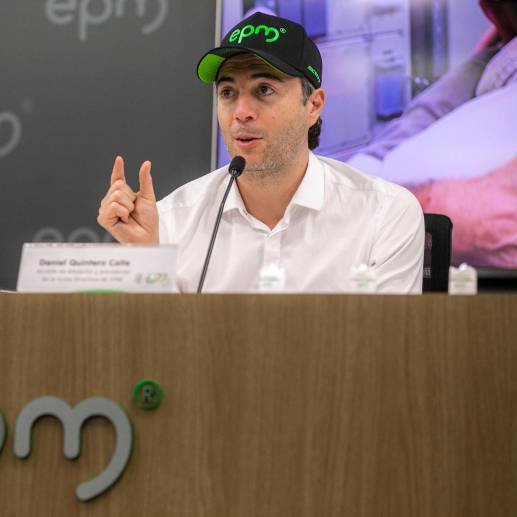 El alcalde de Medellín, Daniel Quintero, durante una rueda de prensa en las oficinas de Empresas Públicas de Medellín (EPM), en noviembre de 2022. FOTO: CARLOS VELÁSQUEZ