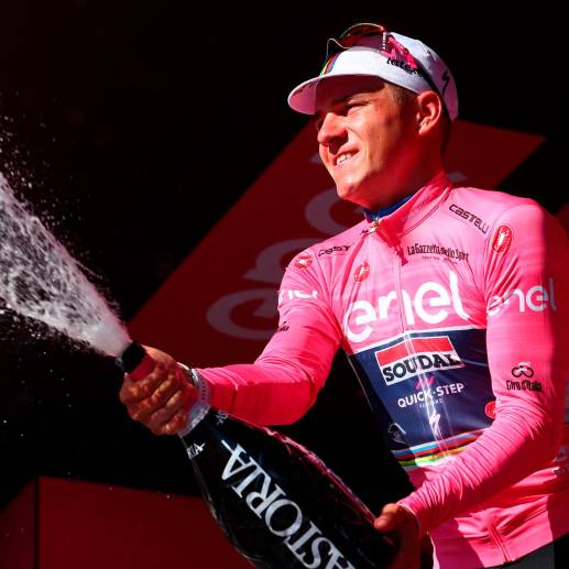 Primera vez que Remco Evenepoel se viste de rosa. FOTO AFP