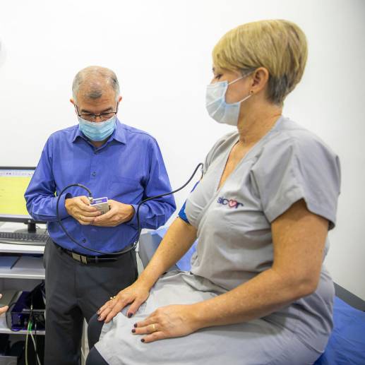 El doctor Dagnóvar Aristizábal con la grabadora que mide los datos del paciente las 24 horas. FOTO Carlos Velásquez. 