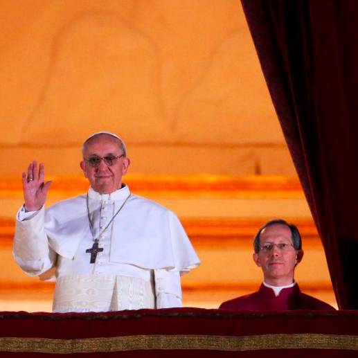 Cuando Jorge Mario Bergoglio fue anunciado como Papa en 2013 eligió llamarse Francisco y hacer su primera aparición pública sin las lujosas joyas que entregaba El Vaticano a los jerarcas de la Iglesia. <b><span class="mln_uppercase_mln"> </span></b>FOTO<b><span class="mln_uppercase_mln"> Getty</span></b>