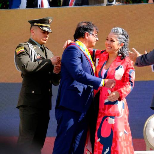 La senadora por el Pacto Histórico María José Pizarro relató que solo pudo vivir con sus padres hasta que tuvo 10 años. FOTO: Twitter de María José Pizarro.